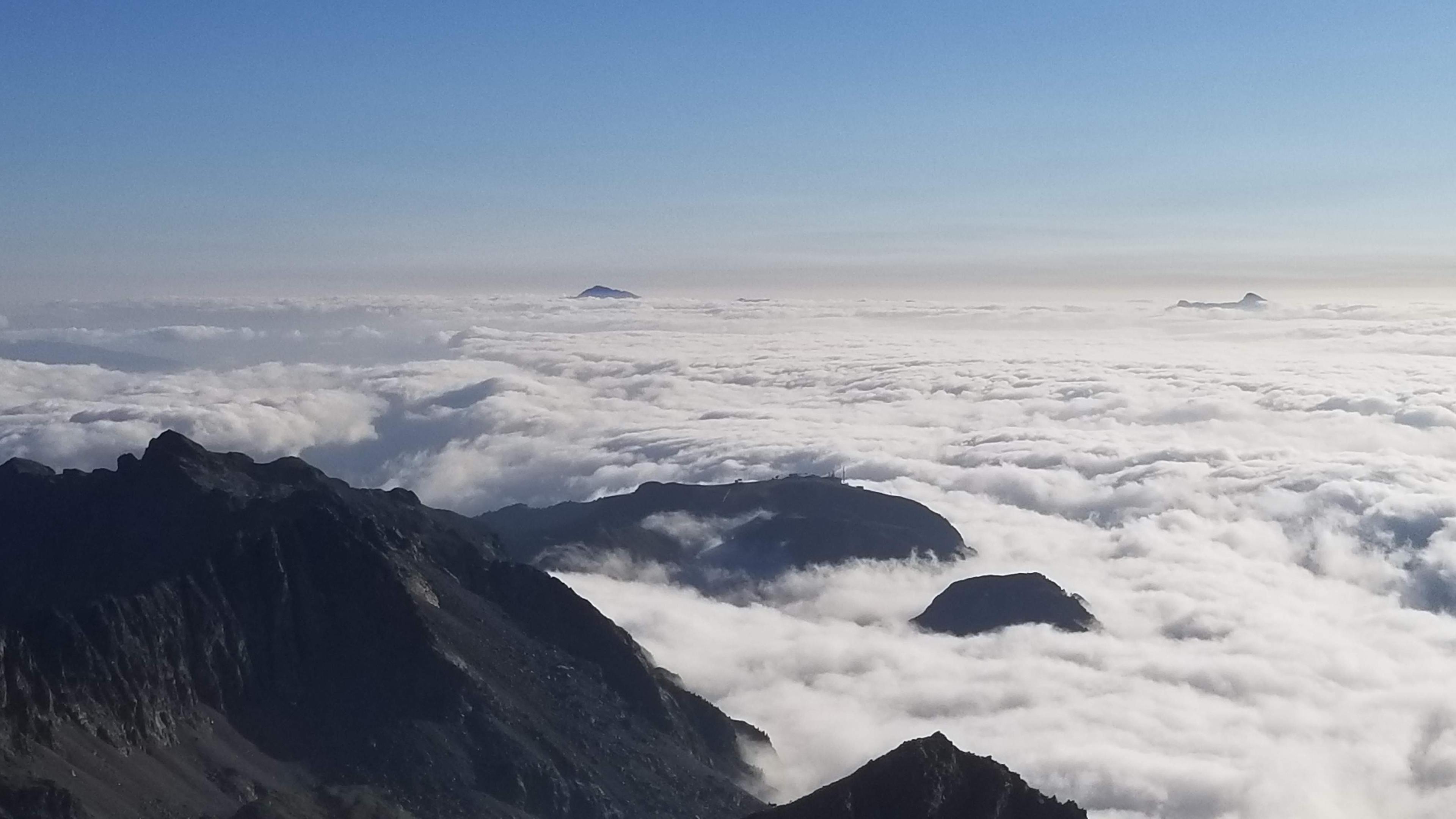 La croix de Chamrousse émerge de la mer de nuages A.P.